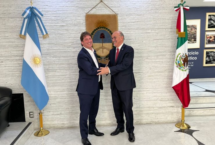 mx poniendo las dos banderas juntas sin la gente